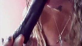 दार्लिन डाव्ने डिल्डो से मुठ मारकर लंड चूसी