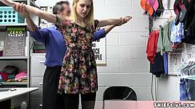 क्यूट ब्लॉन्ड क्लोए ने मॉल में जैकेट चुराने की कोशिश की, अब उसे हमसे टफ लेक्शन सीखना पड़ेगा