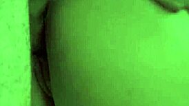 19 साल की ब्रूनेट स्टूडेंट टैक्सी ड्राइवर को पसी राइड से पे करती है