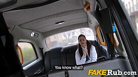 19 साल की ब्रूनेट स्टूडेंट टैक्सी ड्राइवर को पसी राइड से पे करती है