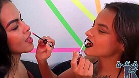 ela gosta de me torturar brincando com a amiga bia hot na frente