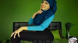 I love this sexy arab hijabi twerking