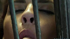 केइशा ग्रे को फेशियल मिलती है