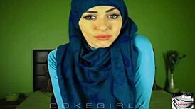 I love this sexy arab hijabi twerking