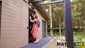 वाह! सौना लड़का परिपक्व ब्यूटी को हाथ मारता है गर्म सेशन में