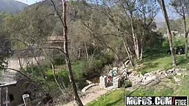 पापी सौतेली माँ क्रिसी लिन हार्डकोर गुदा थ्रीसम में कूद पड़ी