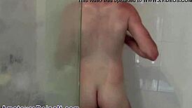 Amateur dude masturbates in the shower bathing scene