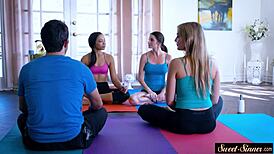 योग प्रेमी सौतेली बेटी को स्टीमी बीजे के बाद जोर से बांग किया जाता है