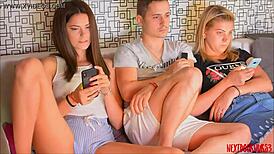 वाह, यह यूरोपियन कपल रशियन और ऑस्ट्रियन वाइब्स के साथ वेबकैम पर वाइल्ड थ्रीसम रॉक करता है। यह प्योर एफएफएम कैओस है!