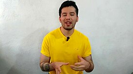 Joven twink dotado de 21cm penetra al se�or taquero en la bodega de salsas a pelo relato sexual