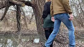 स्टेप मदर की मोटी गांड को लेदर स्कर्ट में दबाते हुए पब्लिक पी मदद से पहले 😜