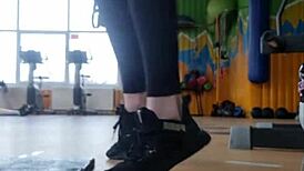 She shakes her ass in the gym