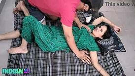 एमेच्योर इंडियन वाइफ वेडिंग सेलिब्रेशन का मजा लेती है