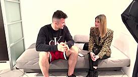 इटालियन एमेच्योर एक्ट्रेस ने लिफ्ट रोलप्ले में फैन को चोदा