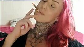 garota sensual fumando e provocando com big tits naturais e tattoo no smoking fetish