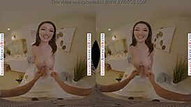 एलीक्स स्टार बाथ में लेटी, फन की प्यासी