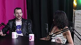 Um dos fetiches era ter o dedo chupado enquanto fodia a buceta e o outro era passar o bife no corpo nu - espuleta e himeros mansion sheer red