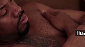 डायलॉजिक-प्रोवोकेटिव मुस्लिम वुमन, नेबरहुड में हर ब्लैक मैन से मिलना चाहती है?