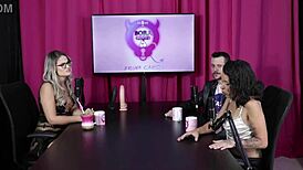 Um dos fetiches era ter o dedo chupado enquanto fodia a buceta e o outro era passar o bife no corpo nu - espuleta e himeros mansion sheer red