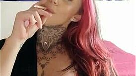 garota sensual fumando e provocando com big tits naturais e tattoo no smoking fetish