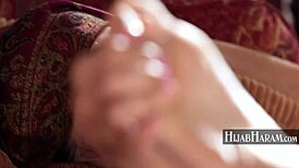 डायलॉजिक-प्रोवोकेटिव मुस्लिम वुमन, नेबरहुड में हर ब्लैक मैन से मिलना चाहती है?