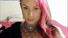 garota sensual fumando e provocando com big tits naturais e tattoo no smoking fetish