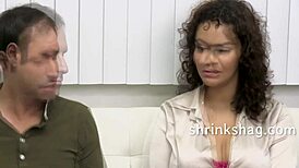 सौतेली बेटी को चाचा और मोटी कर्वी औरत के साथ चूचियां निकाल थेरपी