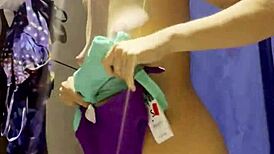 हिडन कैमरा मैक्सिकन जवां को ड्रेसिंग रूम में पकड़ता है