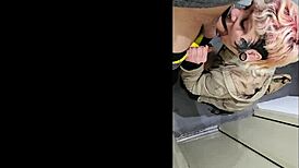 मैं इस अर्जेंटीनी चिका से एलीवेटर के पास मेडेलिन में मुझे चोदने की भीख मांग रहा हूँ