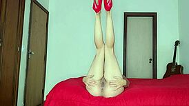 Safada teases herself wild in a steamy solo moment