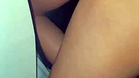 quando o marido entrega sua linda esposa ruiva a dois negros dotados no terreno abandonado?