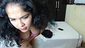 सेक्सी लैटिना इन्फ्लुएंसर और वेबकैम स्टार नंगी होकर फॉलोअर्स के लिए पोज़ देती है