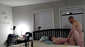 देखो ये बीबीडब्ल्यू बीवी चुद रही पेट पर कम गिरा?