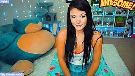 Cute Nerdy Girl Masturbating Hard on Webcam