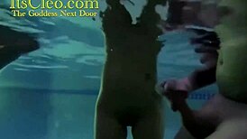 Gagging cock suckers Cleo and Annie Knight cum underwater, wow! 😲