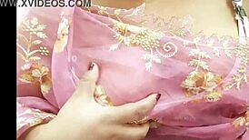 Vietnam sexy girl flaunts her stunning boobs