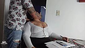 Una Ayudita de Padrastro con Tareas. Le Pago Sentándome en su Verga Dura