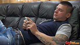 Twink enjoys feet being worshipped in kinky session 😘