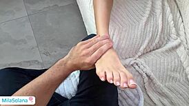 स्टीप सिस्टर एपिक फुटजॉब देती है, फिर रिप्ड पैंट्स में स्लैम्ड