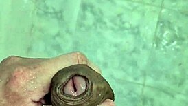 batendo punheta no banho com um twink fofo