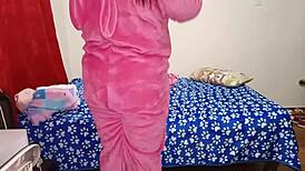 Hago Una Pijama con Mi Amigo Gay, Termino Montando Su Gran Polla Después del Masaje.