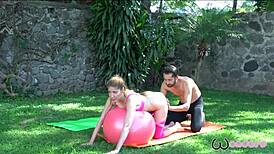 El maestro de yoga me alinea los chacras con tremenda cogida?