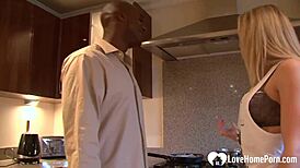 मैं इस ब्लॉन्ड से ऑब्सेस्ड हूं जो बड़े ब्लैक कॉक को मास्टर करती है