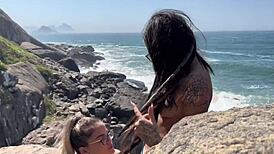 Eu e minha amiga ficamos com tesão e FODEMOS na praia de nudismo.