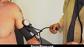 Twink learning hot medical lesson from doctor in hospital blowjob 😈🏥