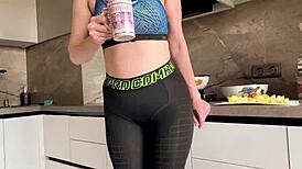 दोस्त की मॉम ने मुठ मारते पकड़ा और जोरदार चुदाई की