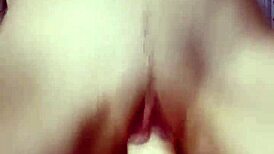 की-सिम कैजुअली राइड्स अ ह्यूज कॉक इन काउगर्ल स्टाइल ऑन द बेड।