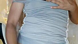 tocándome rico con este transexual caliente