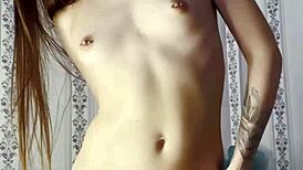 की-सिम कैजुअली राइड्स अ ह्यूज कॉक इन काउगर्ल स्टाइल ऑन द बेड।