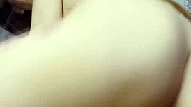 की-सिम कैजुअली राइड्स अ ह्यूज कॉक इन काउगर्ल स्टाइल ऑन द बेड।